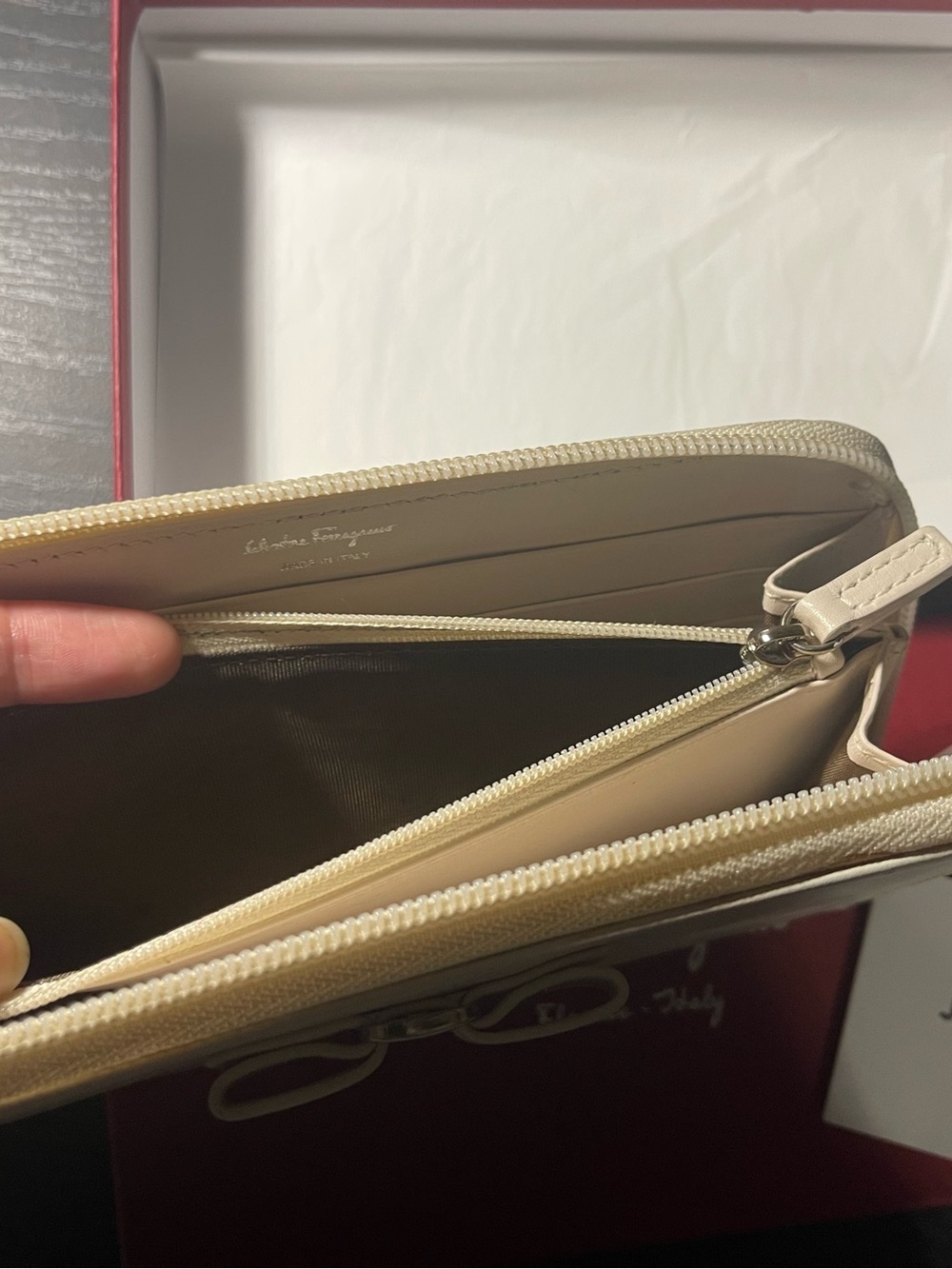 Salvatore Ferragamo Cream Leather Vara Bow Zip Wallet - Picture 4 of 4